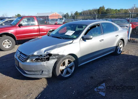 2013 Volkswagen Passat 2.5L Se z USA, uszkodzony, nr VIN 1VWBP7A31DC090296